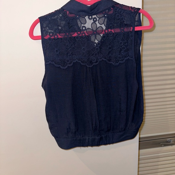 Beautiful linen crop top with lace detailing - Picture 2 of 4